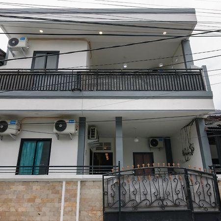Hotel Reddoorz At Flamboyan Harapan Indah Bekasi Esterno foto