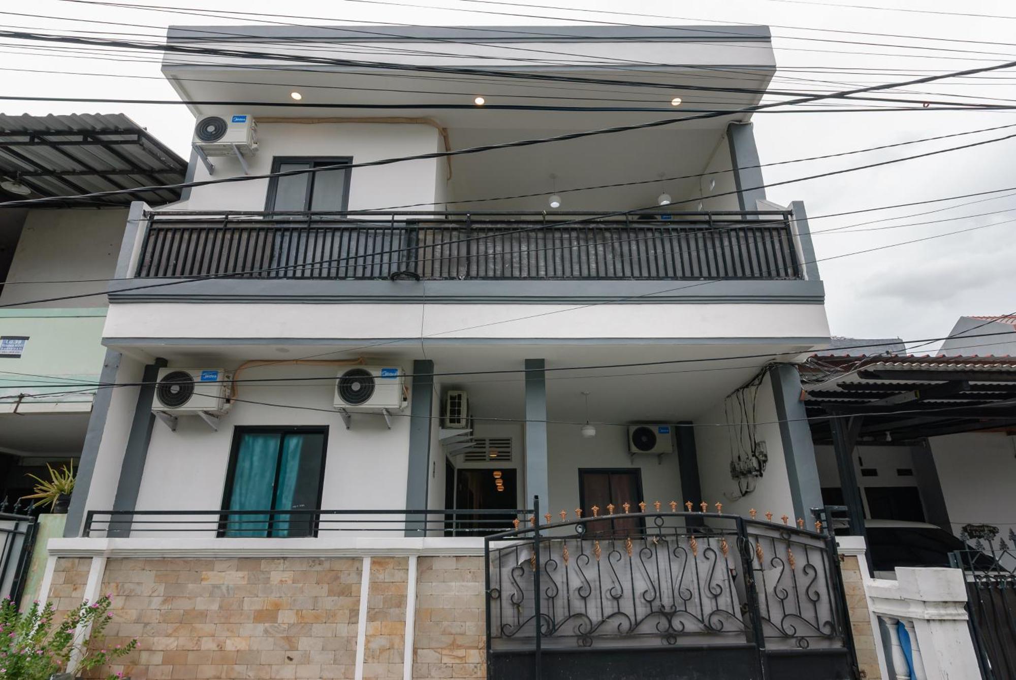 Hotel Reddoorz At Flamboyan Harapan Indah Bekasi Esterno foto