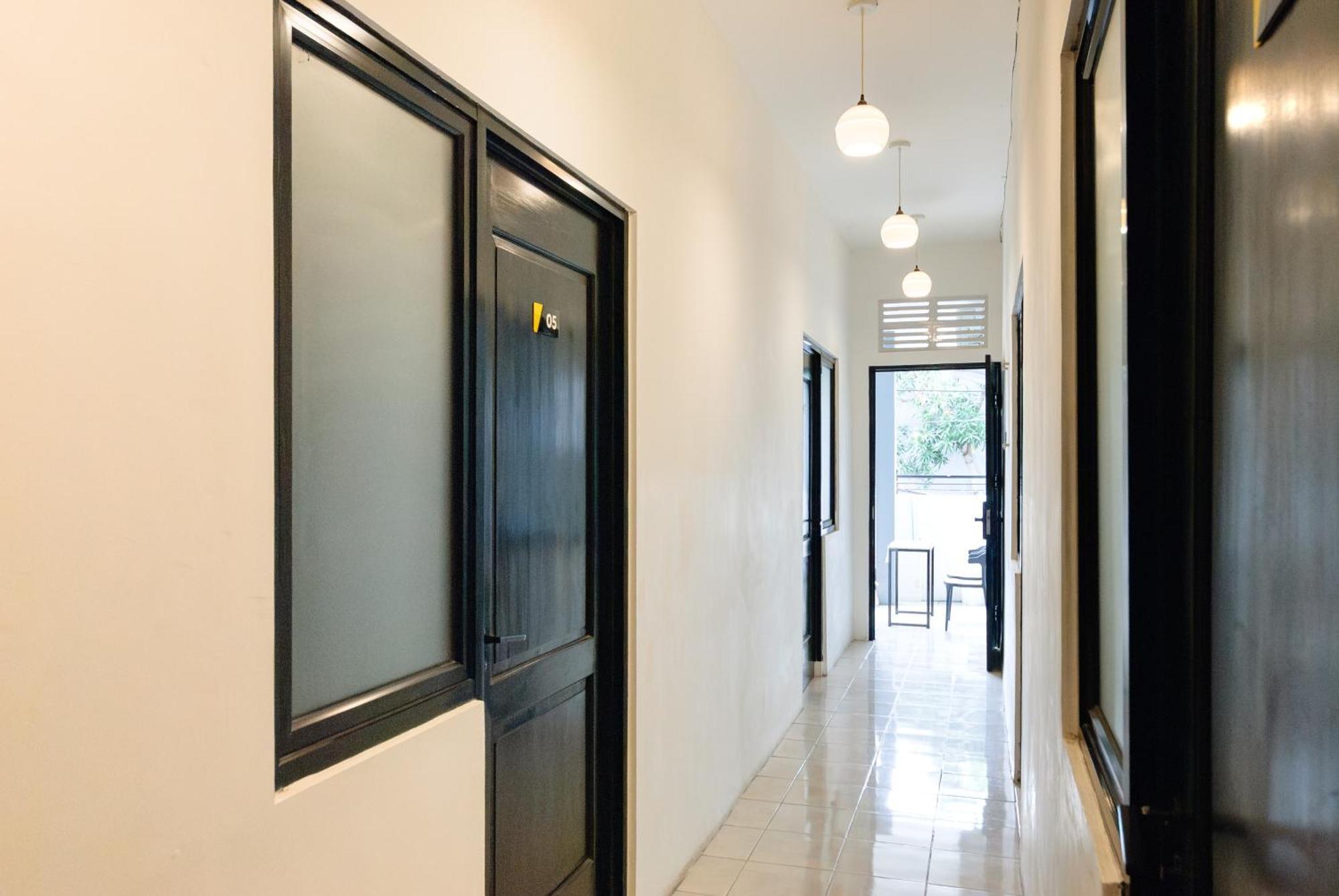 Hotel Reddoorz At Flamboyan Harapan Indah Bekasi Esterno foto