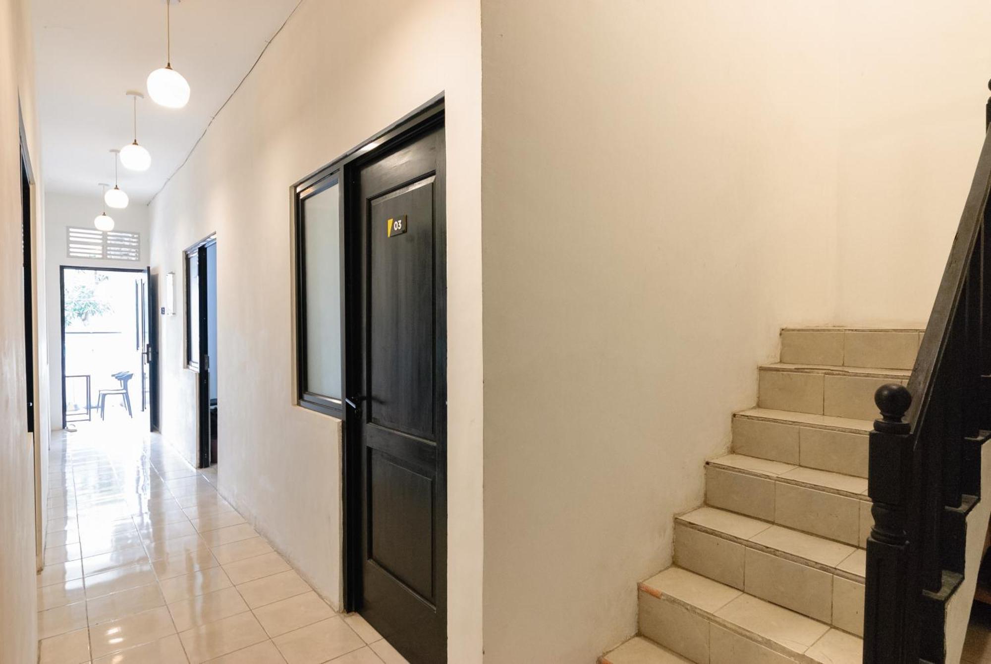Hotel Reddoorz At Flamboyan Harapan Indah Bekasi Esterno foto