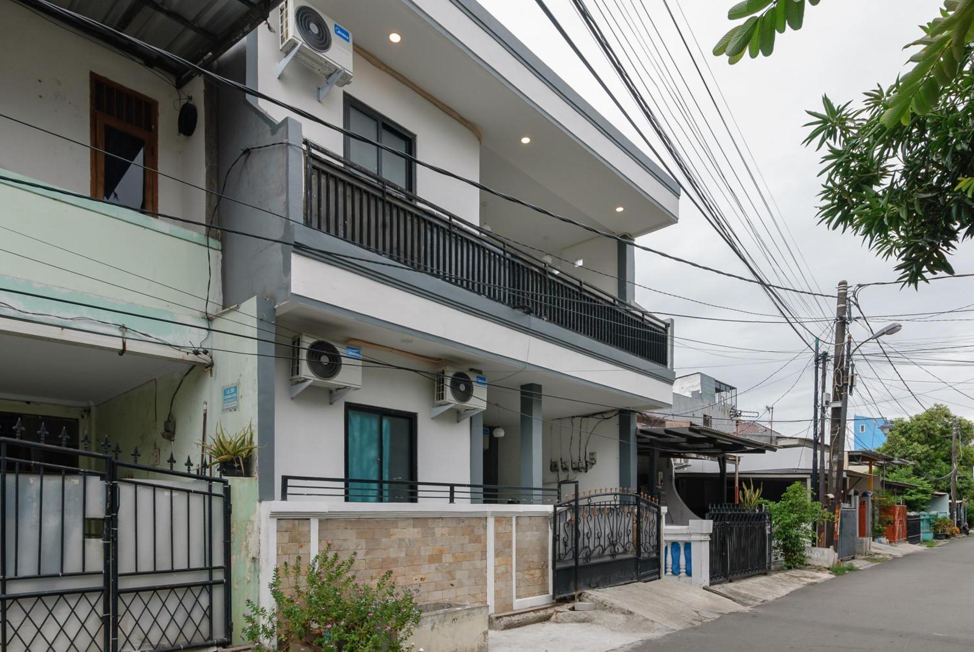 Hotel Reddoorz At Flamboyan Harapan Indah Bekasi Esterno foto