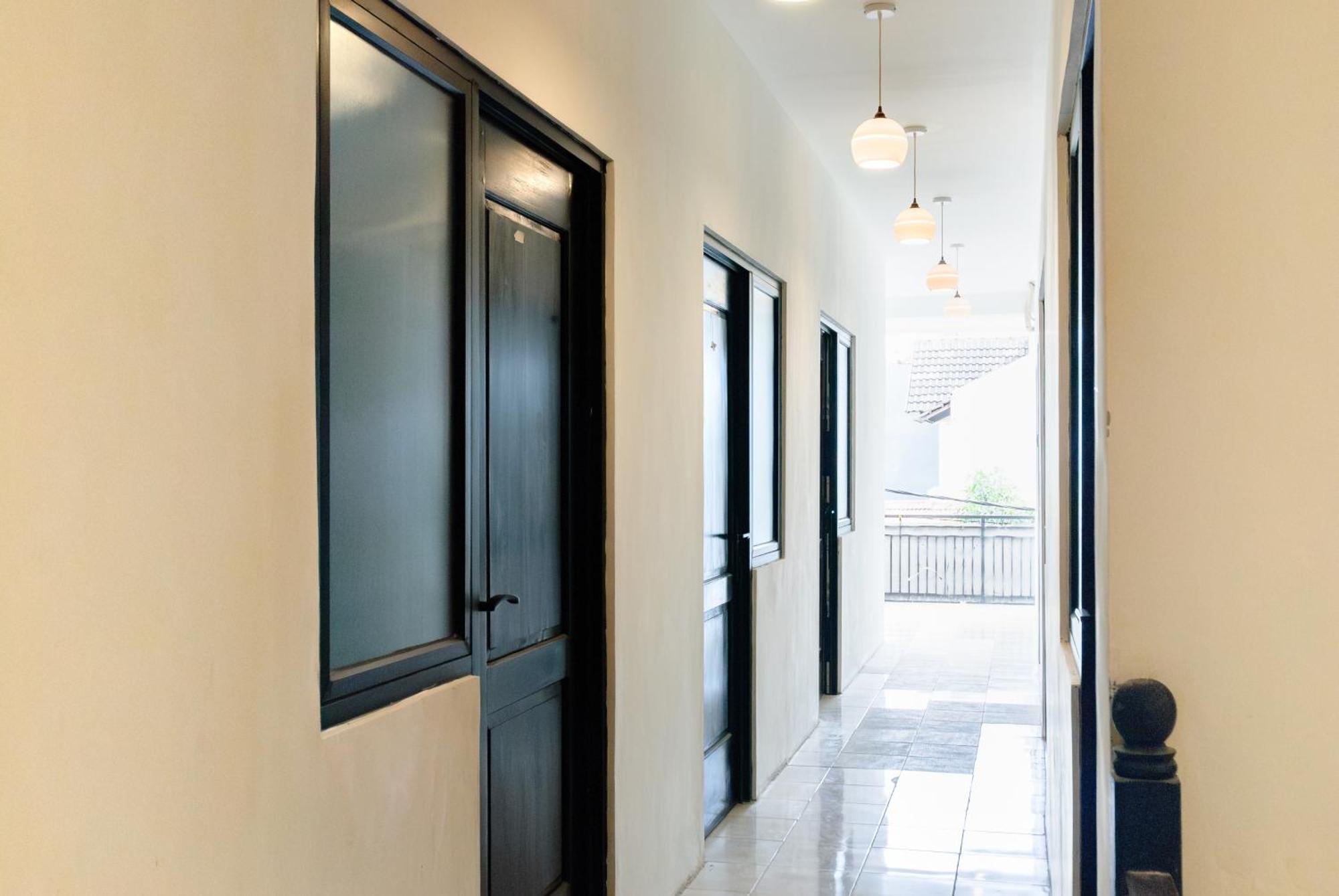 Hotel Reddoorz At Flamboyan Harapan Indah Bekasi Esterno foto