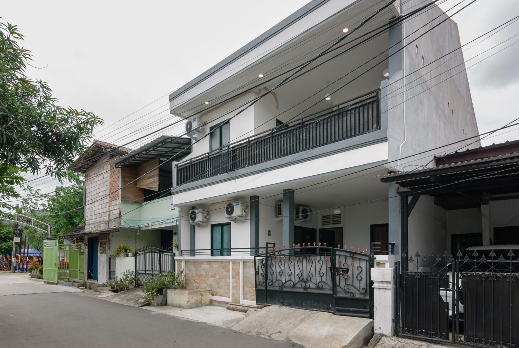 Hotel Reddoorz At Flamboyan Harapan Indah Bekasi Esterno foto