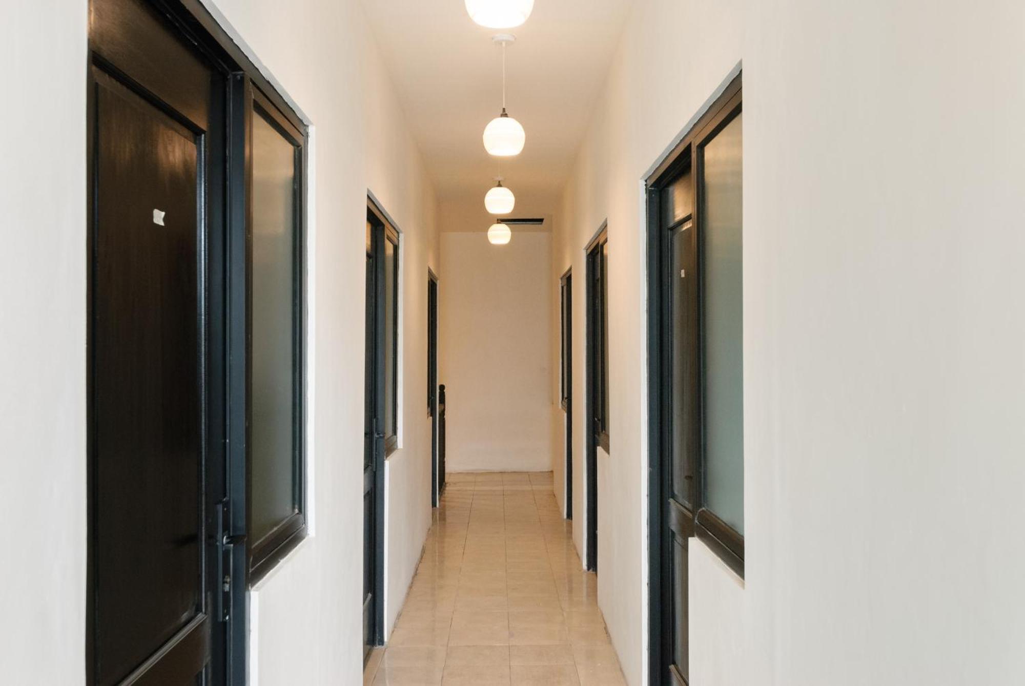 Hotel Reddoorz At Flamboyan Harapan Indah Bekasi Esterno foto