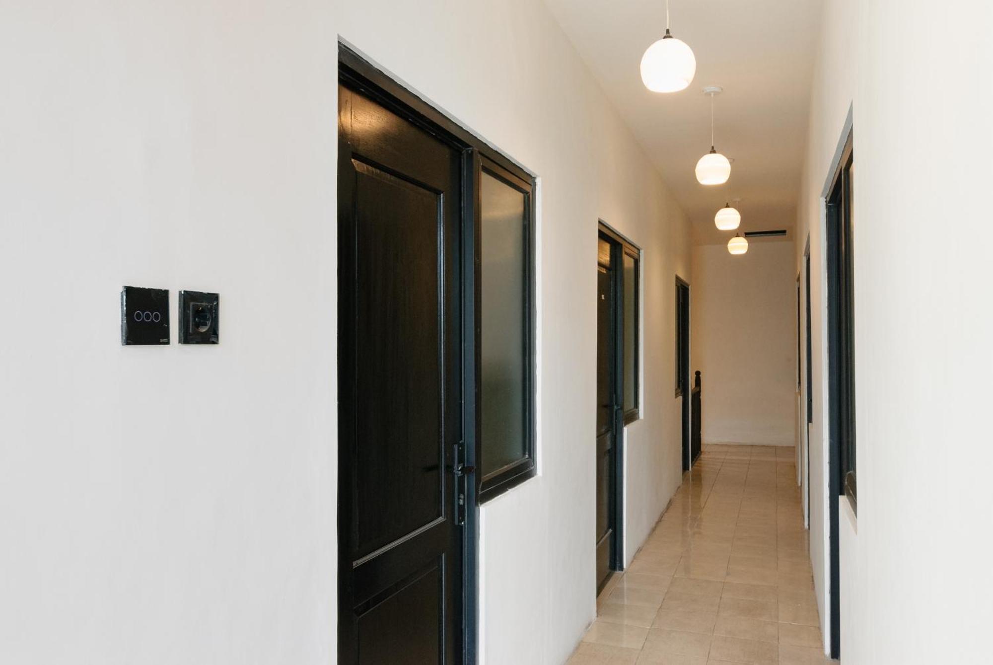Hotel Reddoorz At Flamboyan Harapan Indah Bekasi Esterno foto