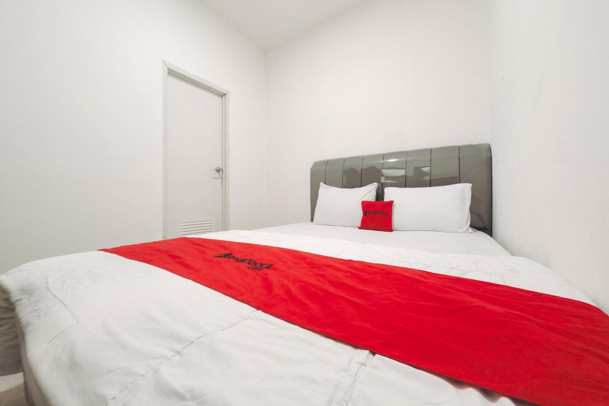 Hotel Reddoorz At Flamboyan Harapan Indah Bekasi Esterno foto