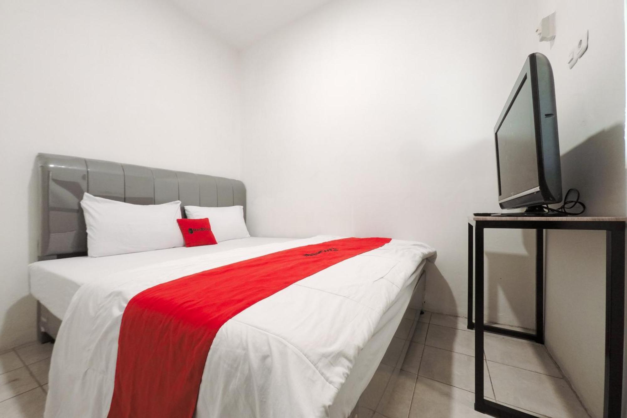 Hotel Reddoorz At Flamboyan Harapan Indah Bekasi Esterno foto