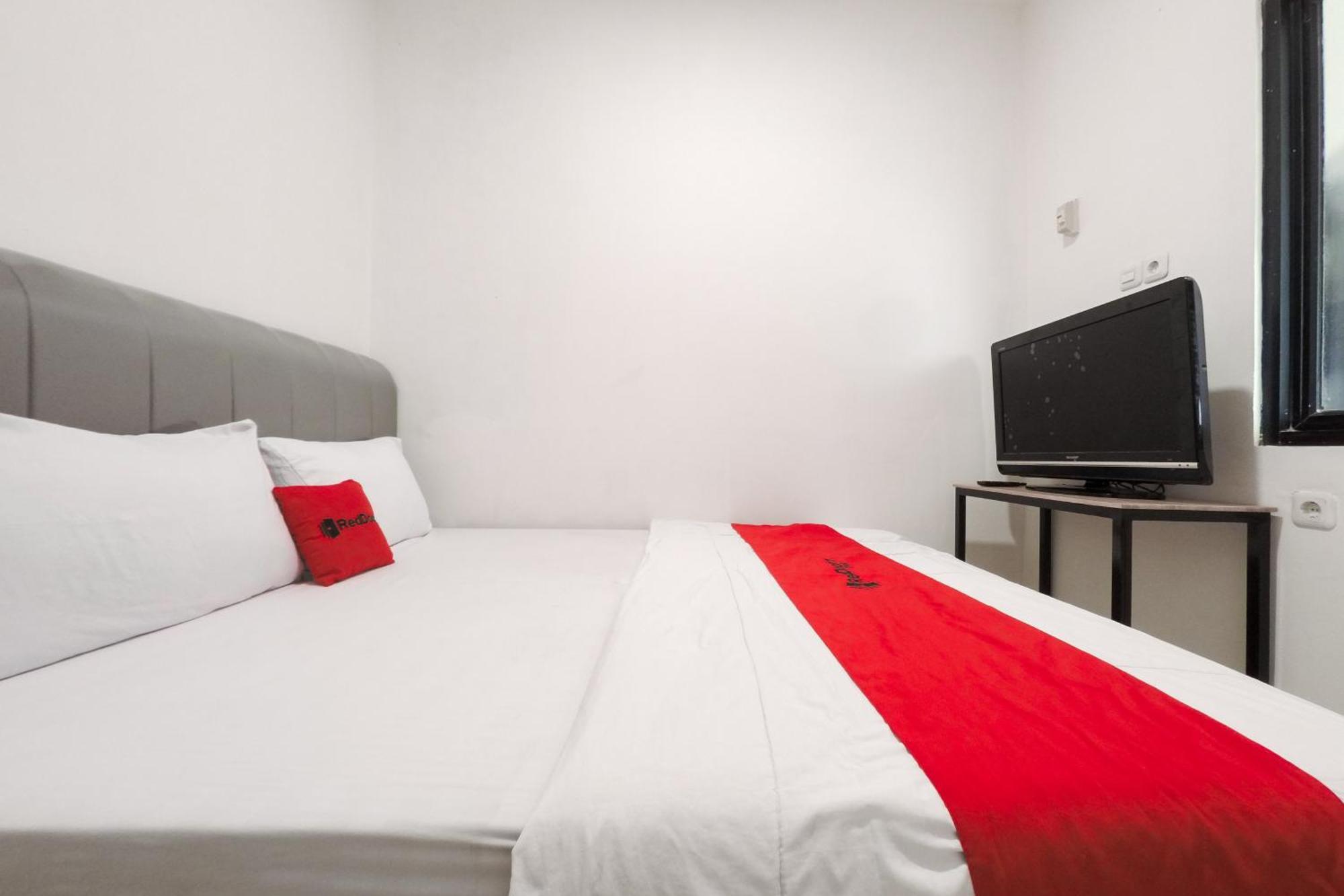 Hotel Reddoorz At Flamboyan Harapan Indah Bekasi Esterno foto