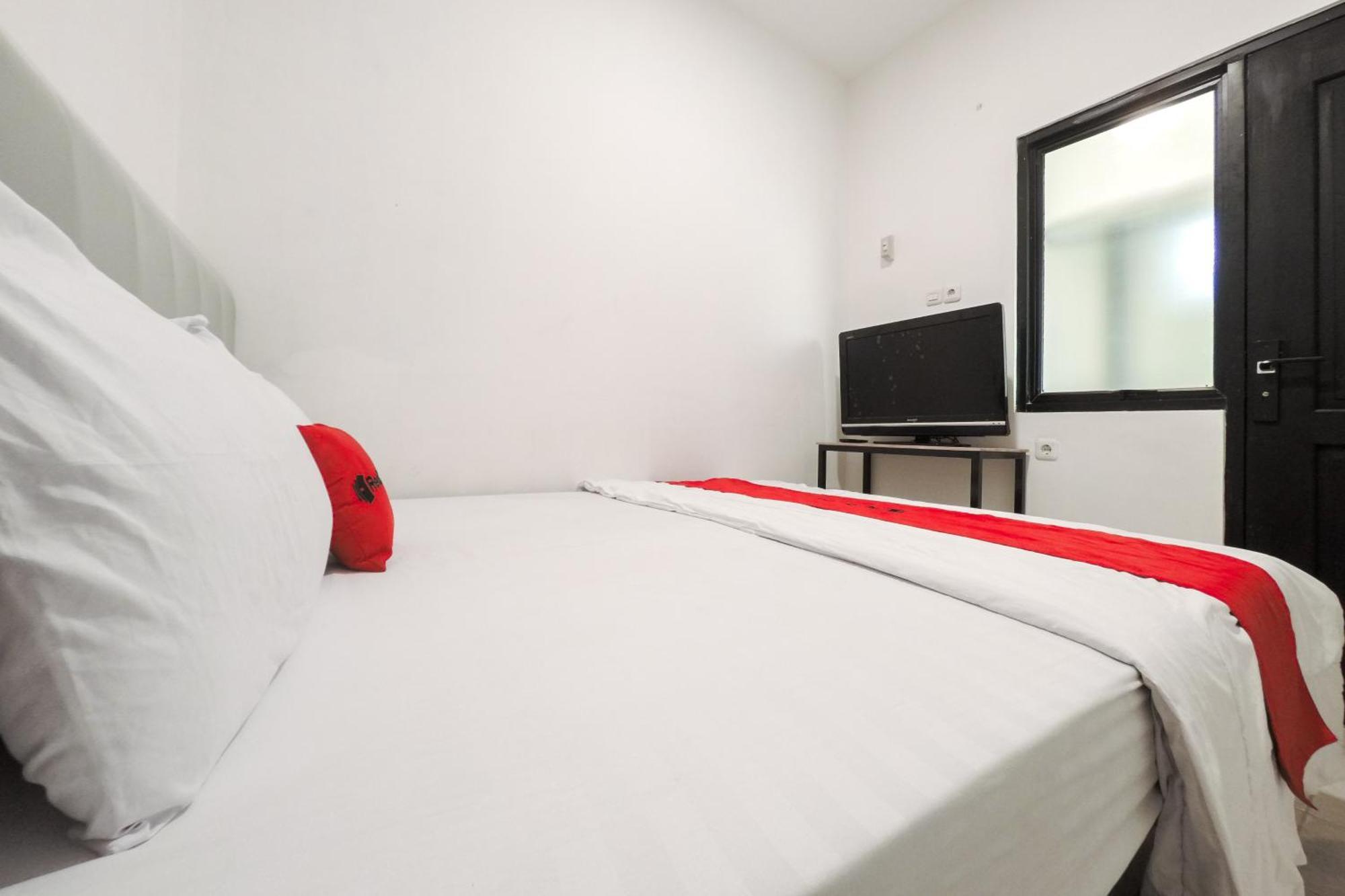 Hotel Reddoorz At Flamboyan Harapan Indah Bekasi Esterno foto
