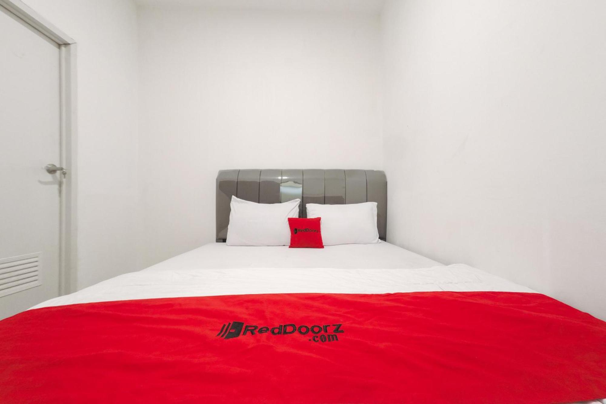 Hotel Reddoorz At Flamboyan Harapan Indah Bekasi Esterno foto