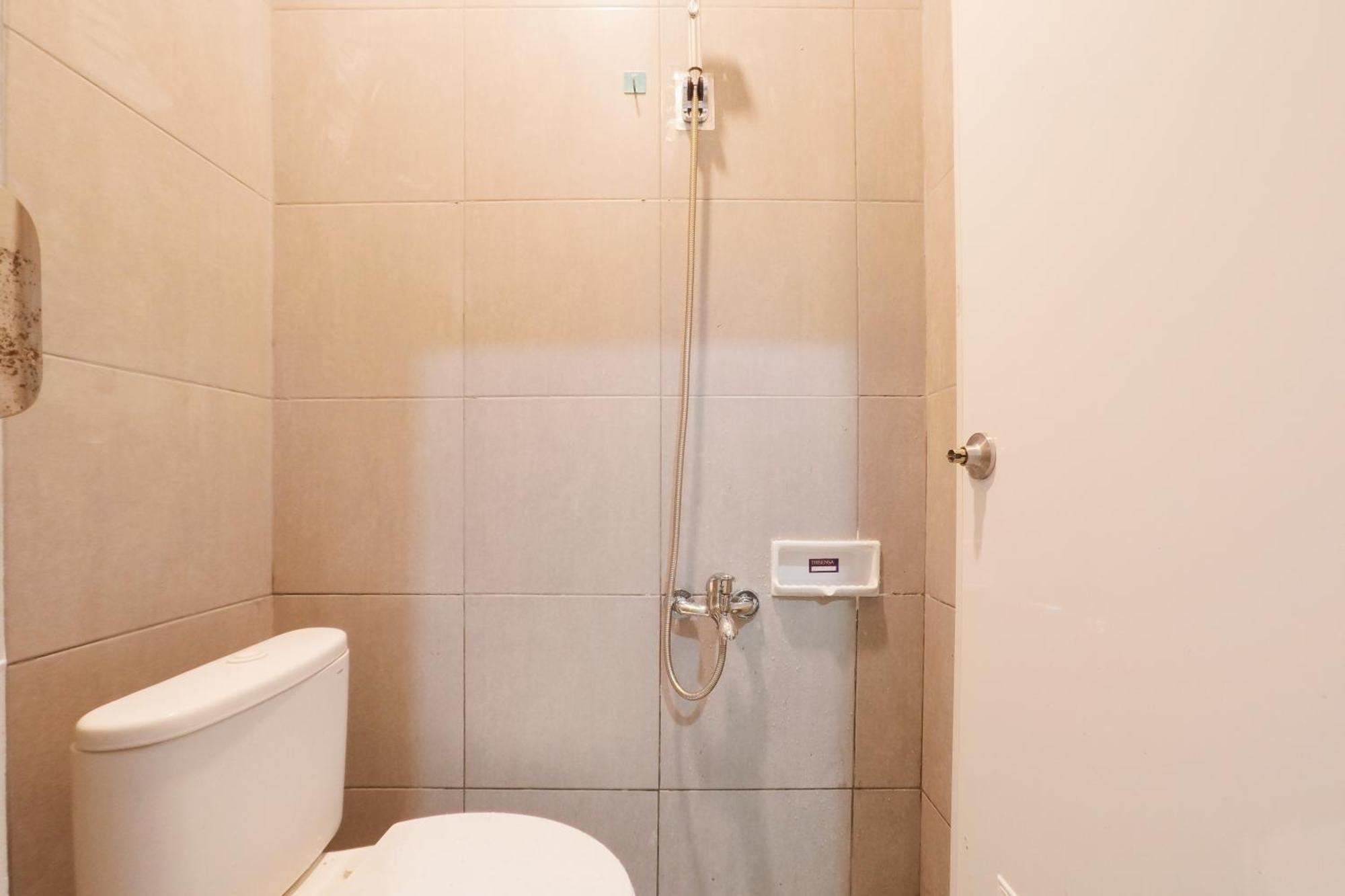 Hotel Reddoorz At Flamboyan Harapan Indah Bekasi Esterno foto
