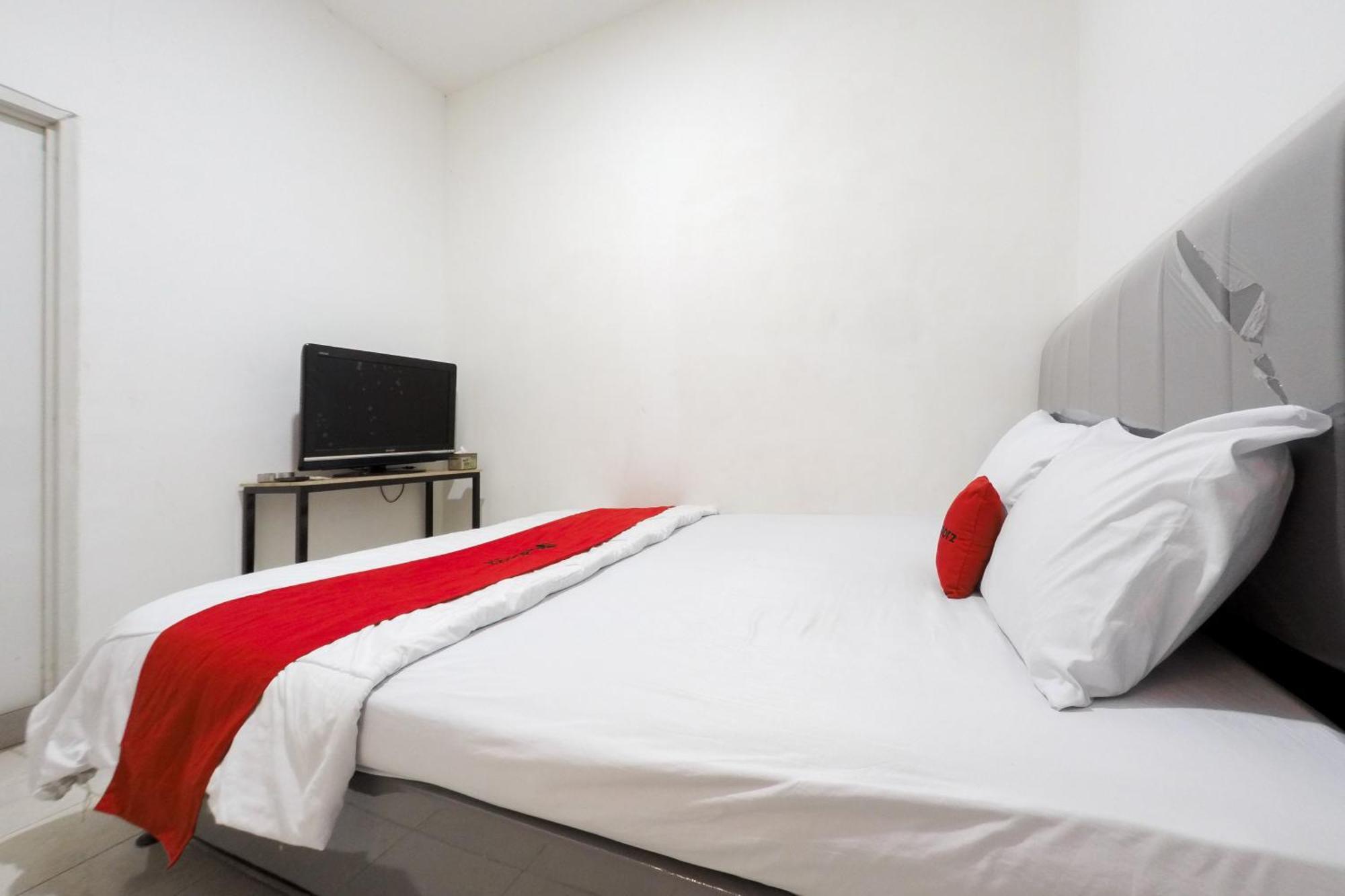 Hotel Reddoorz At Flamboyan Harapan Indah Bekasi Esterno foto