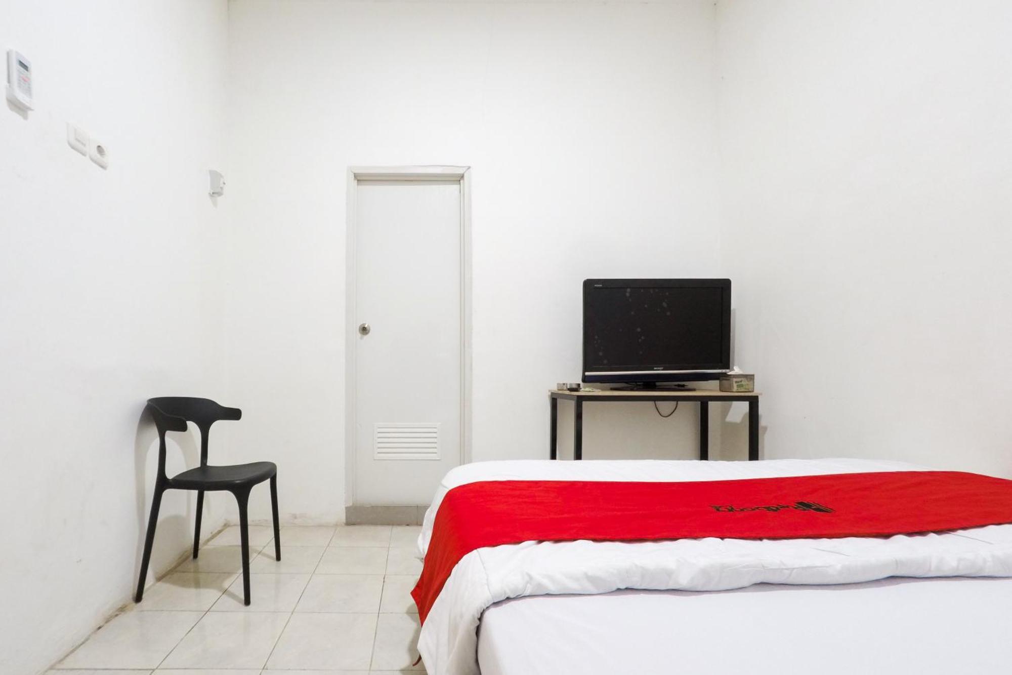 Hotel Reddoorz At Flamboyan Harapan Indah Bekasi Esterno foto