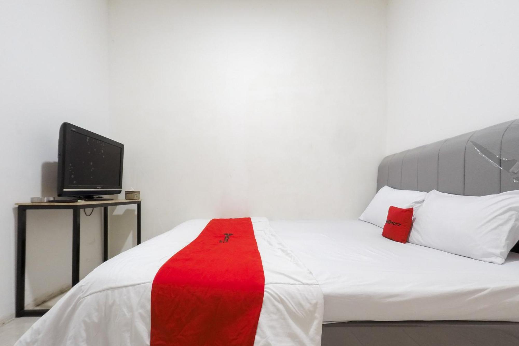 Hotel Reddoorz At Flamboyan Harapan Indah Bekasi Esterno foto